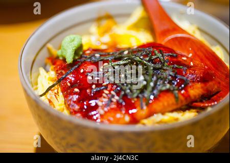 Traditionelle japanische Ramen-Nudeln mit Unagi-Aal auf der Oberseite Stockfoto