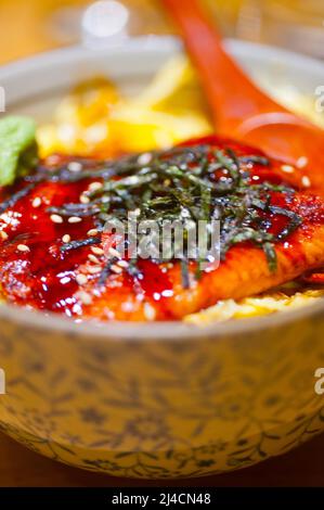 Traditionelle japanische Ramen-Nudeln mit Unagi-Aal auf der Oberseite Stockfoto