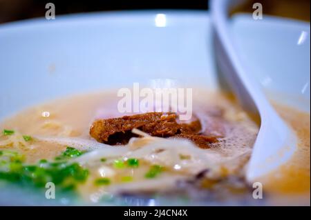 Original japanisches Rindfleisch Ramen Nudeln Suppe Nahaufnahme Stockfoto