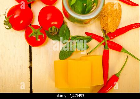 Italienische Pasta Paccheri oder Pastasorte mit Tomaten-Minze und Chili-Pfeffer-Zutaten Stockfoto