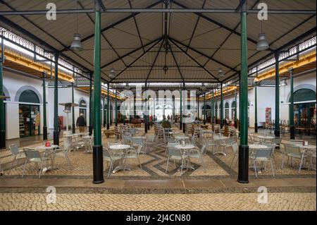 Innenansicht der Alten Markthalle, Tavira, Algarve, Portugal, Europa | Innenansicht der Alten Markthalle in Tavira an der Algarve in Portugal Stockfoto