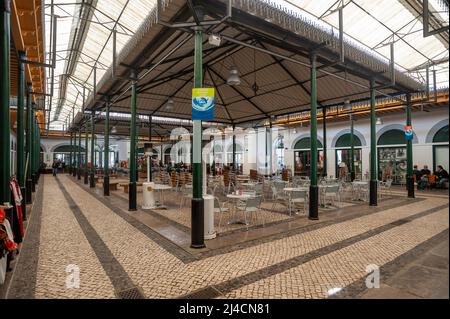 Innenansicht der Alten Markthalle, Tavira, Algarve, Portugal, Europa | Innenansicht der Alten Markthalle in Tavira an der Algarve in Portugal Stockfoto