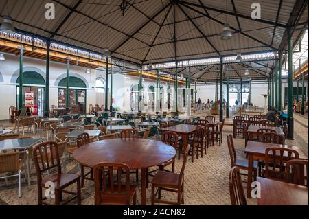 Innenansicht der Alten Markthalle, Tavira, Algarve, Portugal, Europa | Innenansicht der Alten Markthalle in Tavira an der Algarve in Portugal Stockfoto