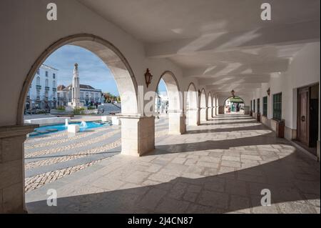 Arkaden des Rathauses, Tavira, Algarve, Portugal, Europa | Historische Arkaden des Rathauses in Tavira an der Algarve in Portugal. In der Vorgruppe Stockfoto
