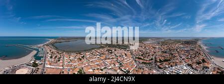 Drohnenaufnahme, Drohnenaufnahme, Panoramafoto, Panoramaaufnahme von Saintes-Maries-de-la-Mer mit Altstadt, Hafen, Kirche Notre Dame und den Salzfeldern Stockfoto