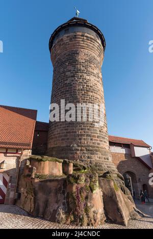 Sinwell Tower, historischer Rundturm auf Felsen gebaut, Kaiserburg, Nürnberg, Mittelfranken, Bayern, Deutschland Stockfoto