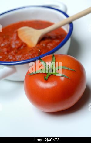 Tomate und schälen mit Tomatensoße, Sugo, Pasta-Sauce Stockfoto