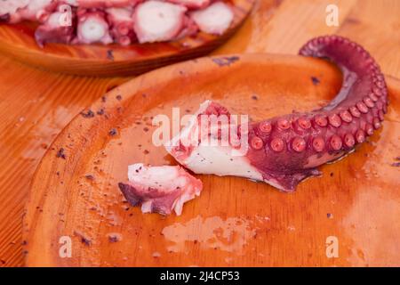 kraken-Tentakeln, die in Galicien im Pulpo-a-Feira-Stil zubereitet werden Stockfoto