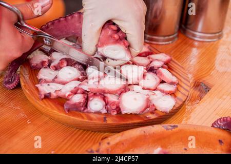 Pulpo a Feira ist das am meisten geschätzte Rezept in Galicien zum Kochen von Tintenfisch. Stockfoto