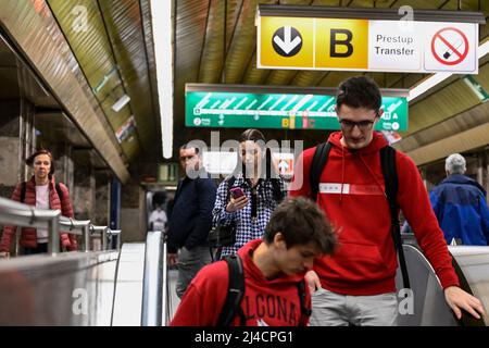 Prag, Tschechische Republik. 14. April 2022. Atemschutzgeräte als Maßnahme gegen die Ausbreitung des Coronavirus sind ab heute Abend um Mitternacht nicht mehr in öffentlichen Verkehrsmitteln und Fahrzeugen obligatorisch und müssen nur noch in Gesundheitseinrichtungen und Sozialeinrichtungen getragen werden, wie es die Passagiere in der Prager Metro, Tschechische Republik, am 14. April 2022 im Bild sehen. Quelle: Michal Kamaryt/CTK Photo/Alamy Live News Stockfoto