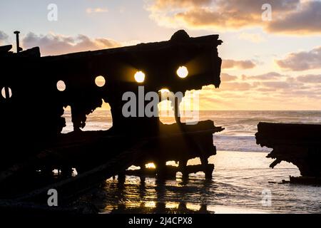 Nahaufnahme eines gebrochenen Abschnitts der Steuerbordseite des Schiffswracks von Maheno bei Sonnenaufgang. Seventy Five Mile Beach, Fraser Island, Queensland, Australien Stockfoto