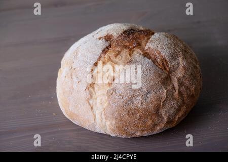 Laib frisch gebackenes hausgemachtes hausgemachtes Brot Stockfoto
