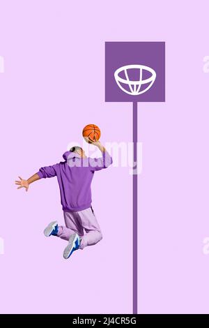 Kreative Kunst Collage von Kerl springen gewinnen Basketball werfen Ball in Korb isoliert violetten Hintergrund Stockfoto