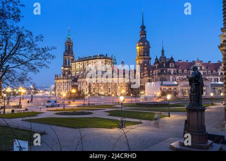 Theaterplatz mit katholischer Hofkirche, Schloss mit Hausmann-Turm und Carl Maria von Weber-Denkmal, Dämmerungsaufnahme, Dresden, Sachsen, Deutschland Stockfoto