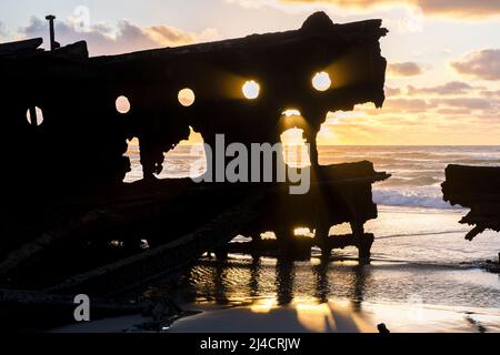 Nahaufnahme eines gebrochenen Abschnitts der Steuerbordseite des Schiffswracks von Maheno bei Sonnenaufgang. Seventy Five Mile Beach, Fraser Island, Queensland, Australien Stockfoto