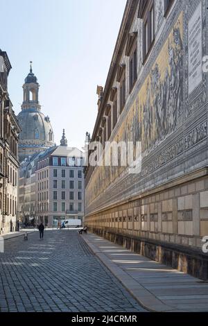 Augustusstraße mit Fürstenprozession und Dom der Frauenkirche, Altstadt Dresden, Sachsen, Deutschland Stockfoto