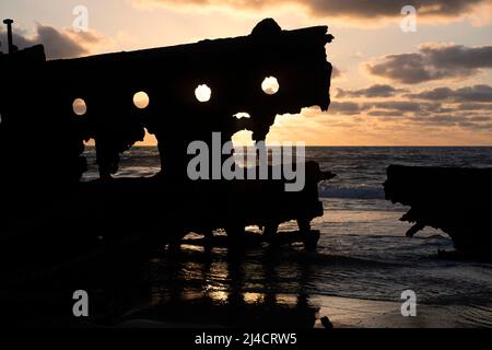 Nahaufnahme eines gebrochenen Abschnitts der Steuerbordseite des Schiffswracks von Maheno bei Sonnenaufgang. Seventy Five Mile Beach, Fraser Island, Queensland, Australien Stockfoto