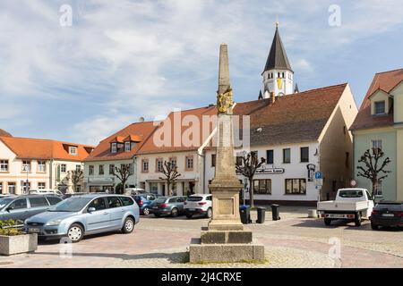 Kurfürstliche Sächsische Postamt-Milepost auf dem Marktplatz, im Hintergrund die katholische Pfarrkirche Mariä Himmelfahrt, Wittichenau Stockfoto