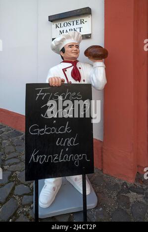 Bakerfigur mit Angebotsbrett vor dem Klosterladen, Zisterzienserabtei Klosterstift St. Marienthal an der Neisse, Oberlausitz, Sachsen Stockfoto