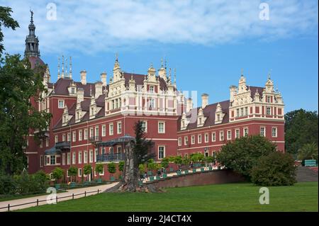 Das Neue Muskau-Schloss im Stil der Neorenaissance, 1866, Prinz-Pueckler-Park in Bad Muskau, Oberlausitz, Sachsen, Deutschland Stockfoto