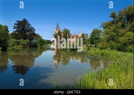 Das Neue Muskau-Schloss im Stil der Neorenaissance, 1866, Prinz-Pueckler-Park in Bad Muskau, Oberlausitz, Sachsen, Deutschland Stockfoto