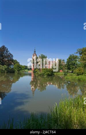 Das Neue Muskau-Schloss im Stil der Neorenaissance, 1866, Prinz-Pueckler-Park in Bad Muskau, Oberlausitz, Sachsen, Deutschland Stockfoto