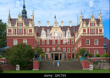 Das Neue Muskau-Schloss im Stil der Neorenaissance, 1866, Prinz-Pueckler-Park in Bad Muskau, Oberlausitz, Sachsen, Deutschland Stockfoto