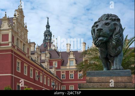 Das Neue Muskau-Schloss im Neorenaissance-Stil, 1866, vor einer seit 2010 neu erbauten Löwenskulptur, Prinz-Pueckler-Park in Bad Muskau, Obere Stockfoto