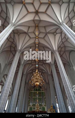 Gewölbe mit Kerzenständer und Sonnenorgel, Pfarrkirche St. Peter und Paul, Spätgotik 1497, Görlitz, Oberlausitz, Sachsen, Deutschland Stockfoto