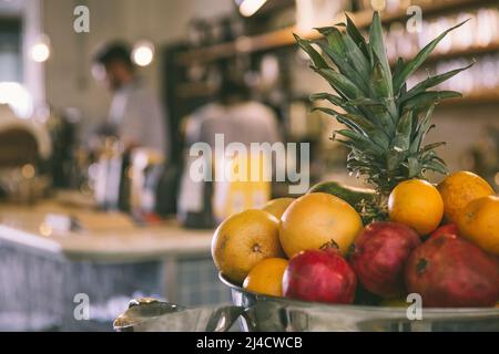 Shoreditch, London, Großbritannien - 12. April 2016: Eine bunte Obstschale, wie sie in einer belebten Bar in Shoreditch, London, zu sehen ist. Stockfoto