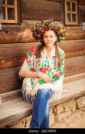 Junge hübsche ukrainerin mit einem Kranz aus trockenen Kräutern auf ihrem Kopf Stockfoto