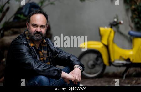 Berlin, Deutschland. 11. April 2022. Der Schauspieler Tom Keune sitzt während eines Spaziergangs durch Neukölln in einem Hinterhof. Quelle: Monika Skolimowska/dpa/Alamy Live News Stockfoto