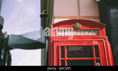 Covent Garden, London, Großbritannien - 12. April 2016: Eine klassische rote Telefonbox, aufgenommen im touristischen Covent Garden. Stockfoto