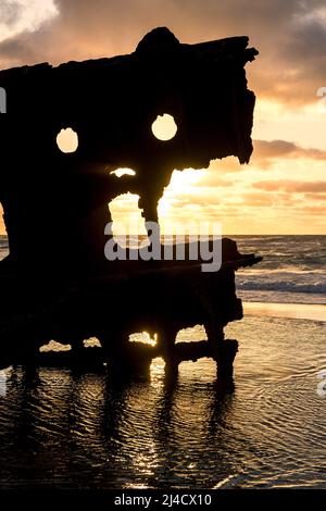 Nahaufnahme eines gebrochenen Abschnitts der Steuerbordseite des Schiffswracks von Maheno bei Sonnenaufgang. Seventy Five Mile Beach, Fraser Island, Queensland, Australien Stockfoto