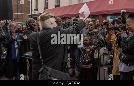 London, Notting Hill, Großbritannien, April 10. 2022, Fotograf und Dokumentarfilmer Charlie Phillips OBE inspiriert sich bei der Blue Plaque Enthüllung in Ladbroke Grove Stockfoto