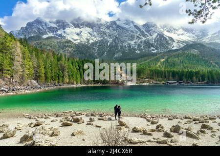 Schöner Eibsee in Grainau Deutschland mit Zugspitze im Hintergrund. Stockfoto