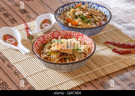 Zwei Schüsseln Thai-Nudelsuppe mit Huhn und Gemüse, gesundes Essen Stockfoto