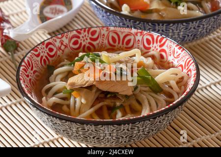Zwei Schüsseln Thai-Nudelsuppe mit Huhn und Gemüse, gesundes Essen Stockfoto