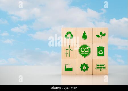 CO2 neutrales Engagement in Wirtschaft, Finanzen und Industrie zur Reduzierung der Kohlendioxidemissionen und zur Begrenzung der globalen Erwärmung und des Klimawandels. Holzwürfel Stockfoto