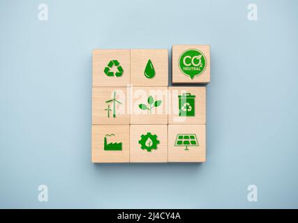 Null- und CO2-neutrale Konzepte, Null-Netto-Emissionsziele, langfristige klimaneutrale Strategien. Holzwürfel mit grünem Netzmittelsymbol und Grün Stockfoto