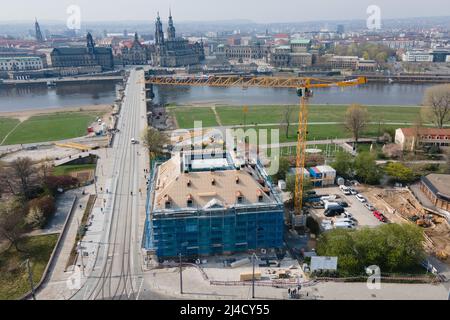 Dresden, Deutschland. 14. September 2017. Auf einer Baustelle am Blockhaus steht vor dem Hintergrund der Altstadt ein Baukran. Das barocke Gebäude wird seit 2019 umfassend saniert und soll 2023 an die Staatlichen Kunstsammlungen Dresden übergeben werden, um dort das Archiv der Avantgarde zu beherbergen. (Luftaufnahme mit einer Drohne) Quelle: Sebastian Kahnert/dpa/Alamy Live News Stockfoto