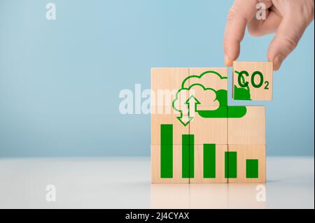 Reduzierung der Emissionen von CO2. Setzen Sie Holzwürfel mit grünem Netz Null-Symbol. CO2 Netto-Null-Emission Konzept der CO2-Neutralität. Erneuerbare Energien Stockfoto