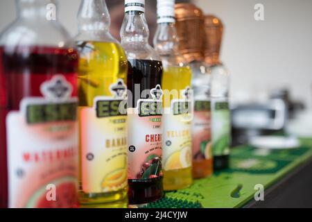 Bunte verschiedene Arten von Sirupen Esco Bar in Gläsern in Café-Bar. Almaty, Qazaqstan - 20. Januar 2022 Stockfoto