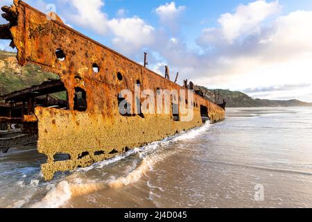 Steuerbordseite des Schiffswracks von Maheno, am frühen Morgen am Seventy Five Mile Beach, Fraser Island, Queensland, Australien Stockfoto