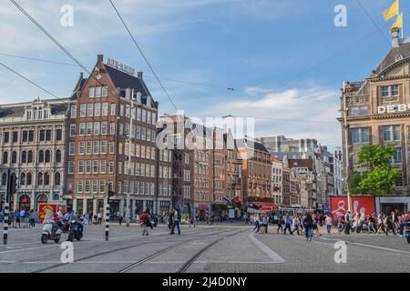 AMSTERDAM, NIEDERLANDE – 22. JUNI 2016: Ein Blick auf Gebäude entlang einer der bevölkerungsreichen Straßen von Amsterdam, Niederlande, am 22. Juni 2016. Stockfoto