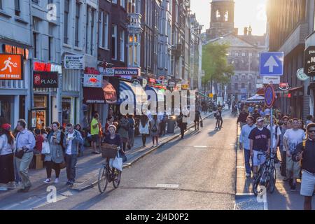 AMSTERDAM, NIEDERLANDE – 22. JUNI 2016: Ein Blick auf Gebäude entlang einer der bevölkerungsreichen Straßen von Amsterdam, Niederlande, am 22. Juni 2016. Stockfoto