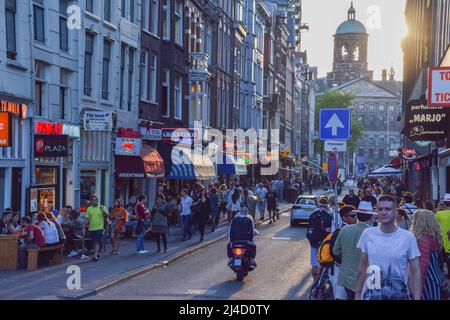 AMSTERDAM, NIEDERLANDE – 22. JUNI 2016: Ein Blick auf Gebäude entlang einer der bevölkerungsreichen Straßen von Amsterdam, Niederlande, am 22. Juni 2016. Stockfoto