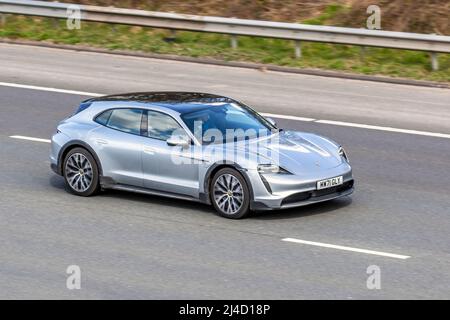 2021 Silber Porsche Taycan 4 Cross Turismo Electricity 1-Gang-Sportwagen mit Allradantrieb auf der britischen Autobahn M61 Stockfoto