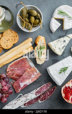 Zutaten für italienische Küche, Fleisch Cheede, Kräuter Set, auf grauem Hintergrund, Draufsicht Stockfoto