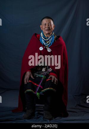 (220414) -- LHASA, 14. April 2022 (Xinhua) -- Yabao, 74, erzählt die Legende von Lhoba-Vorfahren in der ethnischen Gemeinde Namyi Lhoba im Landkreis Mainling, südwestlich der Autonomen Region Tibet, 12. April 2022. Lhoba, eine ethnische Gruppe im Südosten Tibets, ist eine der kleinsten unter den 56 ethnischen Gruppen Chinas, was die Bevölkerung angeht. Die Lhoba haben ihre eigene gesprochene Sprache, aber keine schriftliche Form. Die Legende der Vorfahren von Lhoba wurde 2011 als nationales immaterielles Kulturerbe aufgeführt. (Xinhua/Sun Fei) Stockfoto